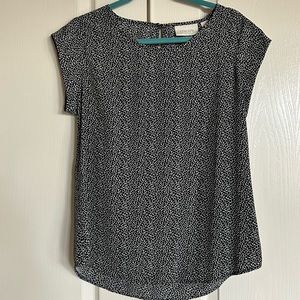 Chico’s black and white graphic print cap sleeve blouse size 1 Medium